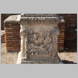 0948 ostia - regio ii - insula vii - sacello dell'ara dei gemelli (ii,vii,3) - altarstein romulus und remus - hier vor ort vorderseite - 2.jpg